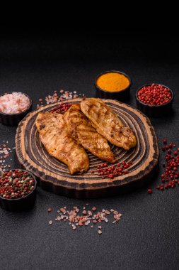 Tavuk göğsü, ızgara fileto, tabakta et yemeği. Öğle yemeği için faydalı ızgara kümes hayvanları