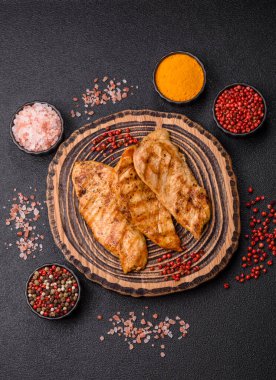 Tavuk göğsü, ızgara fileto, tabakta et yemeği. Öğle yemeği için faydalı ızgara kümes hayvanları