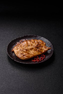 Tavuk göğsü, ızgara fileto, tabakta et yemeği. Öğle yemeği için faydalı ızgara kümes hayvanları