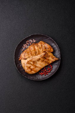 Tavuk göğsü, ızgara fileto, tabakta et yemeği. Öğle yemeği için faydalı ızgara kümes hayvanları