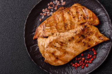 Tavuk göğsü, ızgara fileto, tabakta et yemeği. Öğle yemeği için faydalı ızgara kümes hayvanları