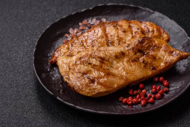 Tavuk göğsü, ızgara fileto, tabakta et yemeği. Öğle yemeği için faydalı ızgara kümes hayvanları