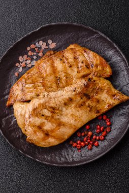 Tavuk göğsü, ızgara fileto, tabakta et yemeği. Öğle yemeği için faydalı ızgara kümes hayvanları