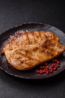 Tavuk göğsü, ızgara fileto, tabakta et yemeği. Öğle yemeği için faydalı ızgara kümes hayvanları