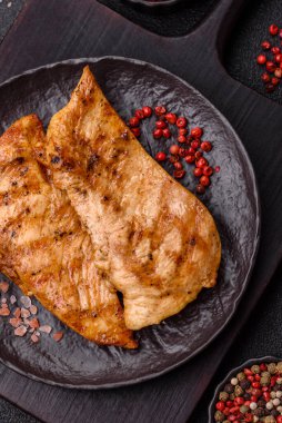 Tavuk göğsü, ızgara fileto, tabakta et yemeği. Öğle yemeği için faydalı ızgara kümes hayvanları