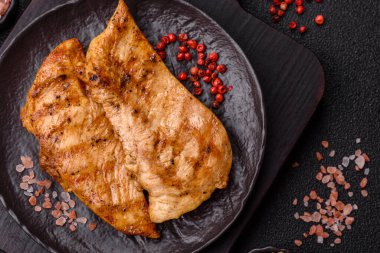 Tavuk göğsü, ızgara fileto, tabakta et yemeği. Öğle yemeği için faydalı ızgara kümes hayvanları