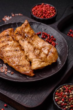 Tavuk göğsü, ızgara fileto, tabakta et yemeği. Öğle yemeği için faydalı ızgara kümes hayvanları