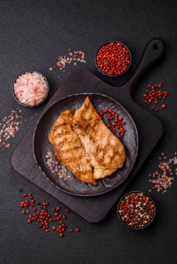 Tavuk göğsü, ızgara fileto, tabakta et yemeği. Öğle yemeği için faydalı ızgara kümes hayvanları