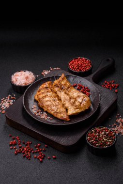 Tavuk göğsü, ızgara fileto, tabakta et yemeği. Öğle yemeği için faydalı ızgara kümes hayvanları