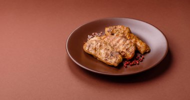 Tavuk göğsü, ızgara fileto, tabakta et yemeği. Öğle yemeği için faydalı ızgara kümes hayvanları