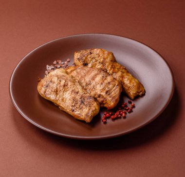 Tavuk göğsü, ızgara fileto, tabakta et yemeği. Öğle yemeği için faydalı ızgara kümes hayvanları