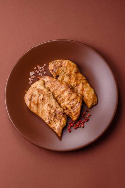 Tavuk göğsü, ızgara fileto, tabakta et yemeği. Öğle yemeği için faydalı ızgara kümes hayvanları