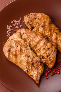 Tavuk göğsü, ızgara fileto, tabakta et yemeği. Öğle yemeği için faydalı ızgara kümes hayvanları