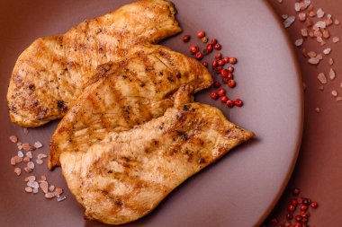 Tavuk göğsü, ızgara fileto, tabakta et yemeği. Öğle yemeği için faydalı ızgara kümes hayvanları