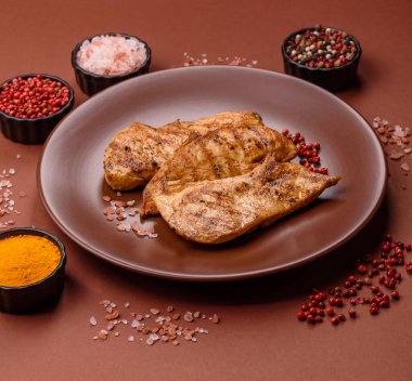 Tavuk göğsü, ızgara fileto, tabakta et yemeği. Öğle yemeği için faydalı ızgara kümes hayvanları