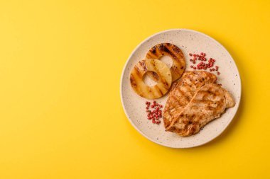 Tavuk göğsü, ızgara fileto, tabakta et yemeği. Öğle yemeği için faydalı ızgara kümes hayvanları