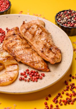 Tavuk göğsü, ızgara fileto, tabakta et yemeği. Öğle yemeği için faydalı ızgara kümes hayvanları