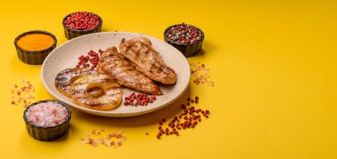 Tavuk göğsü, ızgara fileto, tabakta et yemeği. Öğle yemeği için faydalı ızgara kümes hayvanları