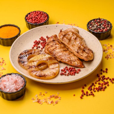 Tavuk göğsü, ızgara fileto, tabakta et yemeği. Öğle yemeği için faydalı ızgara kümes hayvanları