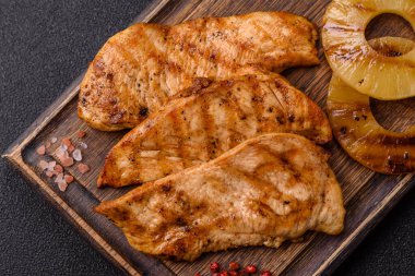 Tavuk göğsü, ızgara fileto, tabakta et yemeği. Öğle yemeği için faydalı ızgara kümes hayvanları