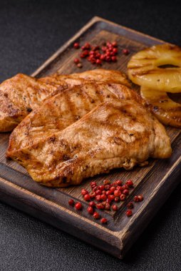 Tavuk göğsü, ızgara fileto, tabakta et yemeği. Öğle yemeği için faydalı ızgara kümes hayvanları
