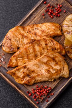 Tavuk göğsü, ızgara fileto, tabakta et yemeği. Öğle yemeği için faydalı ızgara kümes hayvanları