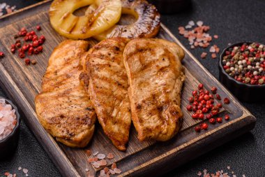 Tavuk göğsü, ızgara fileto, tabakta et yemeği. Öğle yemeği için faydalı ızgara kümes hayvanları