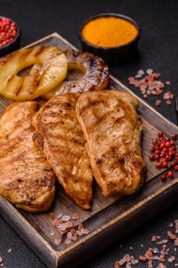 Tavuk göğsü, ızgara fileto, tabakta et yemeği. Öğle yemeği için faydalı ızgara kümes hayvanları