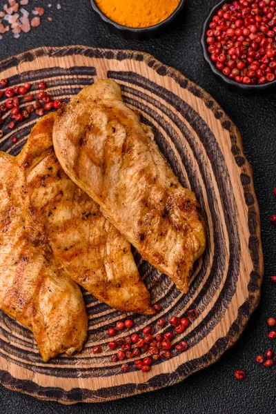 Tavuk göğsü, ızgara fileto, tabakta et yemeği. Öğle yemeği için faydalı ızgara kümes hayvanları