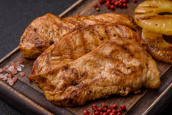 Tavuk göğsü, ızgara fileto, tabakta et yemeği. Öğle yemeği için faydalı ızgara kümes hayvanları