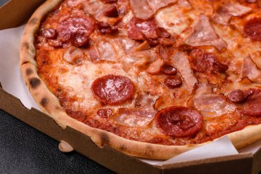 Peynirli ve salamlı İtalyan biberli pizza, domates ve sos. Fast food, dilimlenmiş pizza.