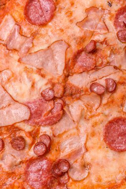 Peynirli ve salamlı İtalyan biberli pizza, domates ve sos. Fast food, dilimlenmiş pizza.