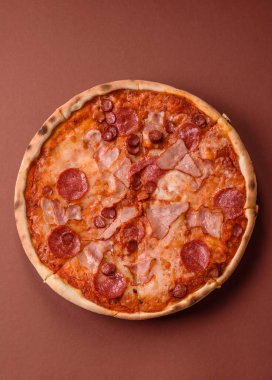 Peynirli ve salamlı İtalyan biberli pizza, domates ve sos. Fast food, dilimlenmiş pizza.