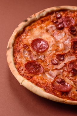 Peynirli ve salamlı İtalyan biberli pizza, domates ve sos. Fast food, dilimlenmiş pizza.