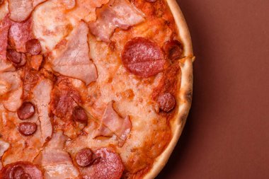 Peynirli ve salamlı İtalyan biberli pizza, domates ve sos. Fast food, dilimlenmiş pizza.