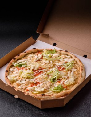 Peynirli ve tavuklu İtalyan sezar pizzası, marul yaprağı ve sos. Fast food, dilimlenmiş pizza.