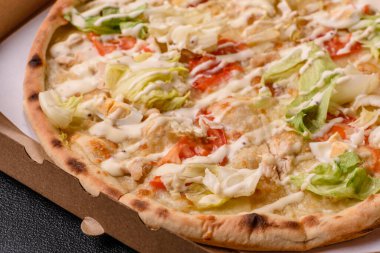 Peynirli ve tavuklu İtalyan sezar pizzası, marul yaprağı ve sos. Fast food, dilimlenmiş pizza.