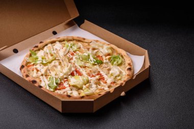 Peynirli ve tavuklu İtalyan sezar pizzası, marul yaprağı ve sos. Fast food, dilimlenmiş pizza.