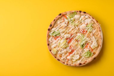 Peynirli ve tavuklu İtalyan sezar pizzası, marul yaprağı ve sos. Fast food, dilimlenmiş pizza.