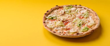 Peynirli ve tavuklu İtalyan sezar pizzası, marul yaprağı ve sos. Fast food, dilimlenmiş pizza.