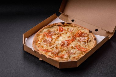 Tavuk ve pastırmalı İtalyan pizzası, peynir, domates ve sos. Fast food, dilimlenmiş pizza.