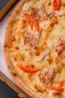 Tavuk ve pastırmalı İtalyan pizzası, peynir, domates ve sos. Fast food, dilimlenmiş pizza.