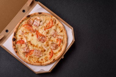 Tavuk ve pastırmalı İtalyan pizzası, peynir, domates ve sos. Fast food, dilimlenmiş pizza.