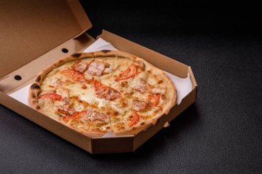Tavuk ve pastırmalı İtalyan pizzası, peynir, domates ve sos. Fast food, dilimlenmiş pizza.