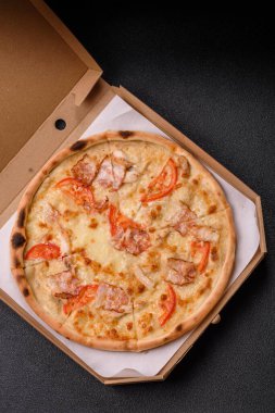 Tavuk ve pastırmalı İtalyan pizzası, peynir, domates ve sos. Fast food, dilimlenmiş pizza.