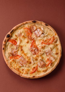 Tavuk ve pastırmalı İtalyan pizzası, peynir, domates ve sos. Fast food, dilimlenmiş pizza.