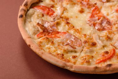 Tavuk ve pastırmalı İtalyan pizzası, peynir, domates ve sos. Fast food, dilimlenmiş pizza.