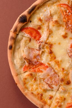 Tavuk ve pastırmalı İtalyan pizzası, peynir, domates ve sos. Fast food, dilimlenmiş pizza.