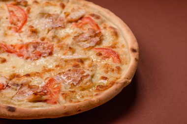 Tavuk ve pastırmalı İtalyan pizzası, peynir, domates ve sos. Fast food, dilimlenmiş pizza.