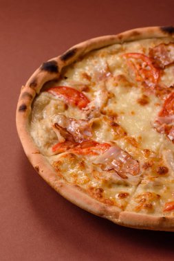 Tavuk ve pastırmalı İtalyan pizzası, peynir, domates ve sos. Fast food, dilimlenmiş pizza.
